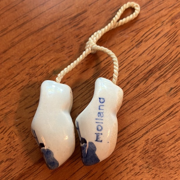 Adorable souvenir tiny hand made ceramic shoes from Holland! - Picture 2 of 12